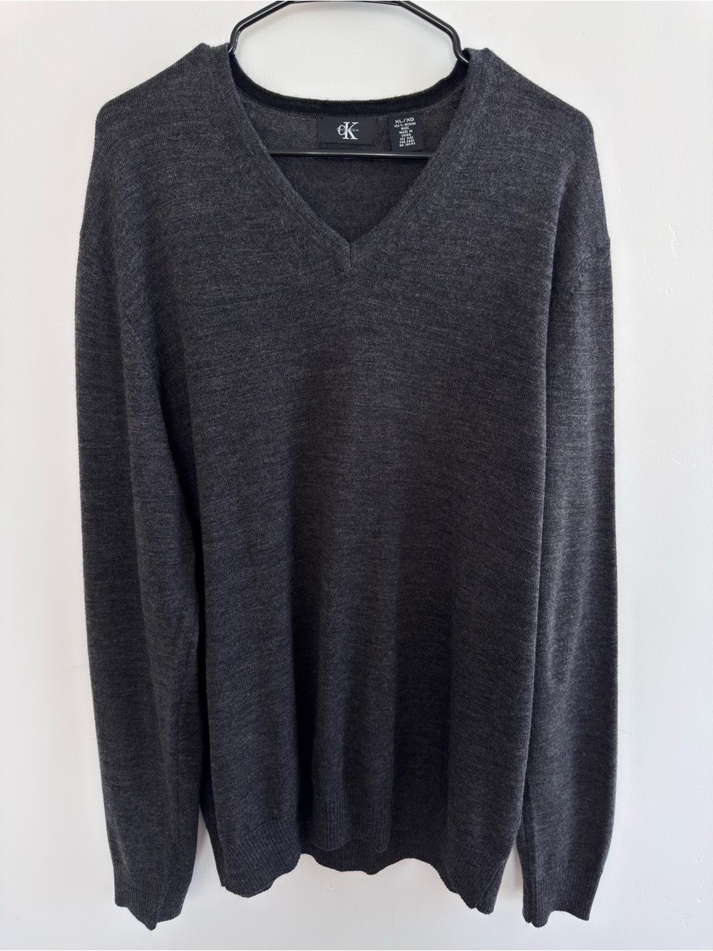 Calvin Klein Men’s XL 100% Extra Fine Merino Wool V-Neck Sweater Charcoal Gray